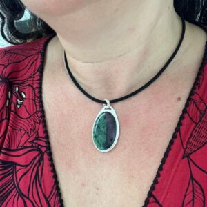 Colgante de rubí en zoisita