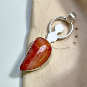 Colgante Durga de ágata naranja artesanal con mantra OM JAI DURGA MAA