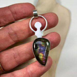 Colgante Durga de labradorita morada con destellos dorados y grabado OM JAI DURGA MAA