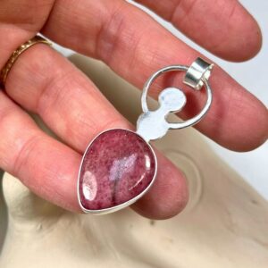 Colgante Durga de rodonita con grabado OM JAI DURGA MAA