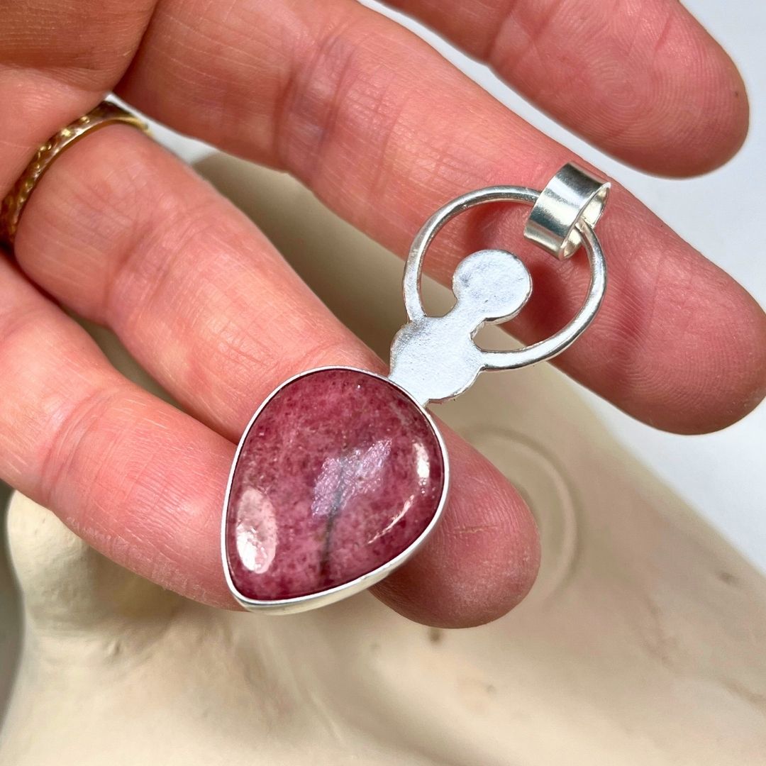 Colgante Durga de rodonita con grabado OM JAI DURGA MAA