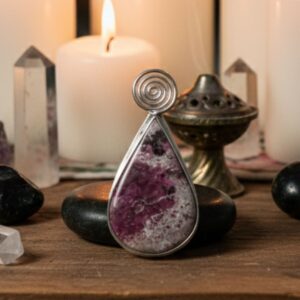 Colgante Hestia de plata de ley con cobaltocalcita rosa engastada, espiral levógira y frase grabada Yo Soy Mi Casa