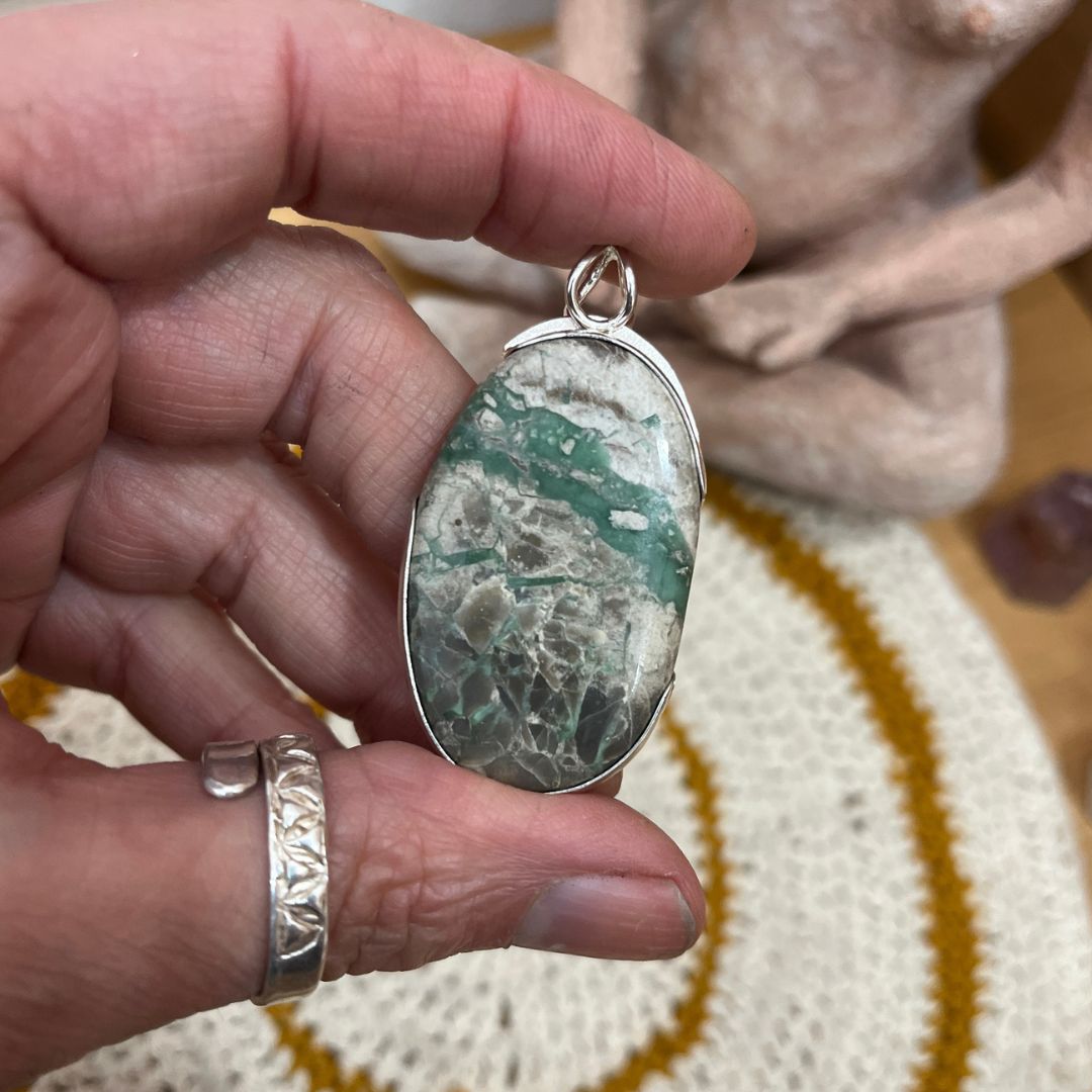 Colgante Nerthus de plata de ley con variscita verde manzana veteada en cabujón ovalado y frase grabada Yo Soy Mi Lugar En El Mundo